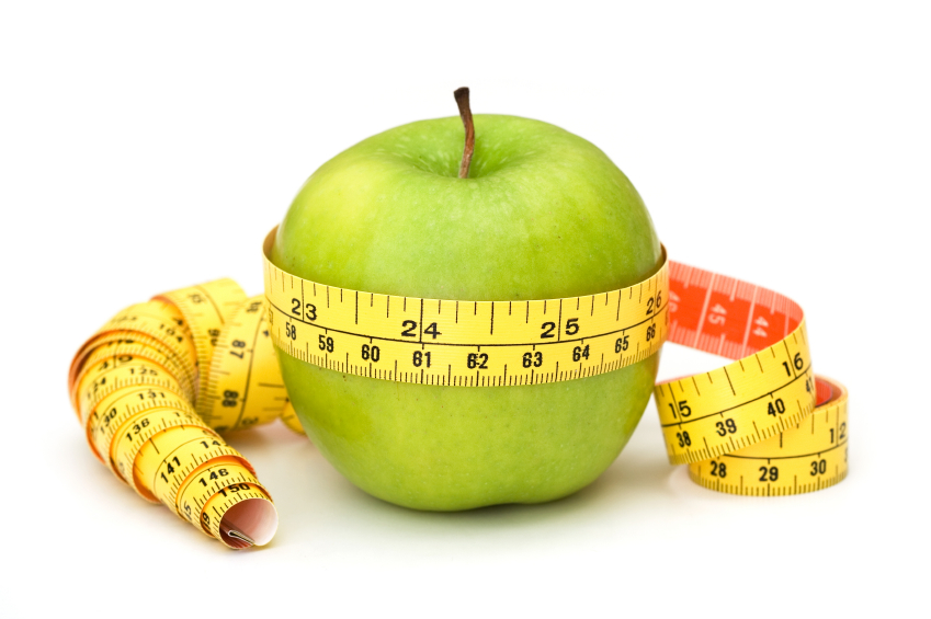 Foto de uma maçã com uma fita métrica enrolada