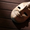Máscara que com duas faces representando o transorno bipolar