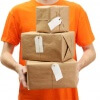 Entregador com encomendas do AliExpress enviadas via Sellers shipping method
